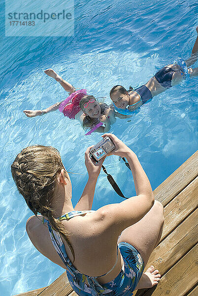 Junges Mädchen  das Fotos von ihren Freunden in einem Schwimmbad macht  Victoria  British Columbia