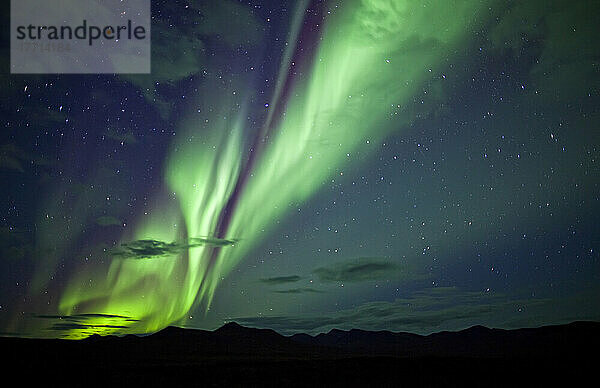 Aurora Borealis über den Bergen entlang des Dempster Highway; Yukon Kanada