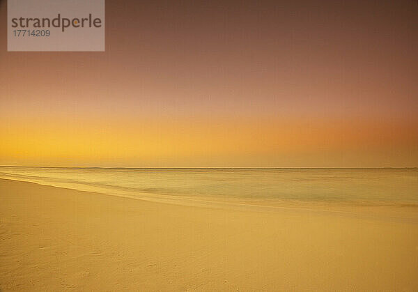 Sonnenuntergang am Cable Beach  Nassau  Bahamas