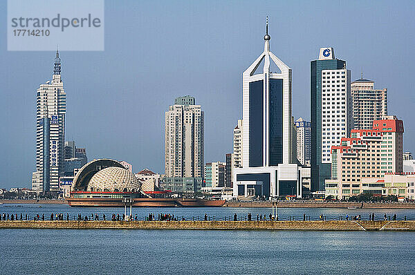 Westliches Geschäftsviertel mit Blick auf die Bucht und den Pier von Qingdao  Qingdao  Provinz Shandong  China.