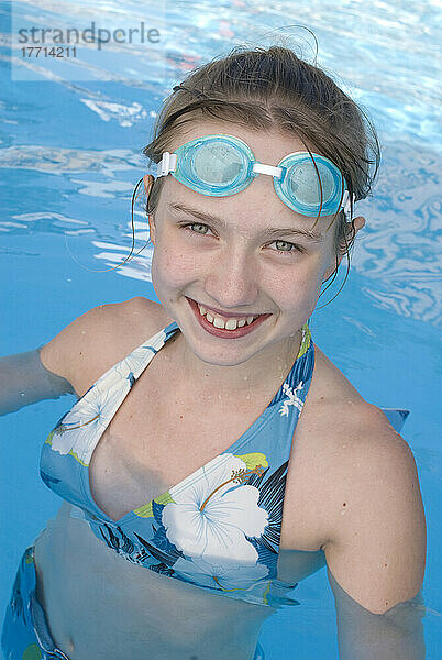 Mädchen in einem Schwimmbad  Victoria  British Columbia