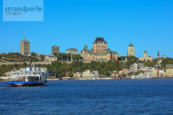 Fahrzeugfähre auf dem Sankt-Lorenz-Strom in Quebec City mit Blick auf das Chateau Frontenac entlang der Skyline; Quebec City  Quebec  Kanada