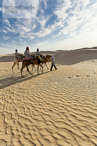 Touristen auf Kamelritt durch die große Erg Oriental Wüste; Zaafrane  Tunesien  Nordafrika