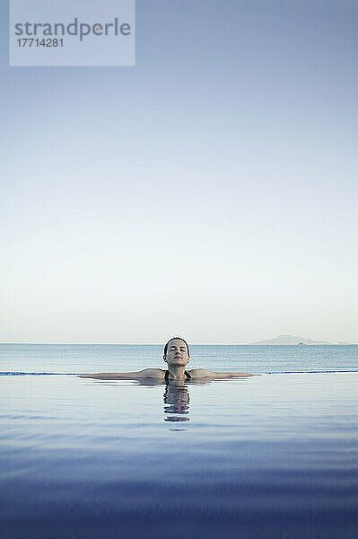 Frau entspannt im Infinity-Pool  Panama-Stadt  Panama