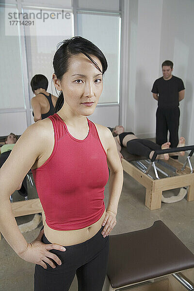 Porträt einer Frau im Pilates-Fitnessstudio