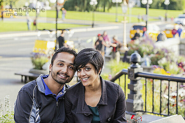 Ein glückliches junges indischstämmiges Paar sitzt zusammen; Victoria  Vancouver Island  British Columbia