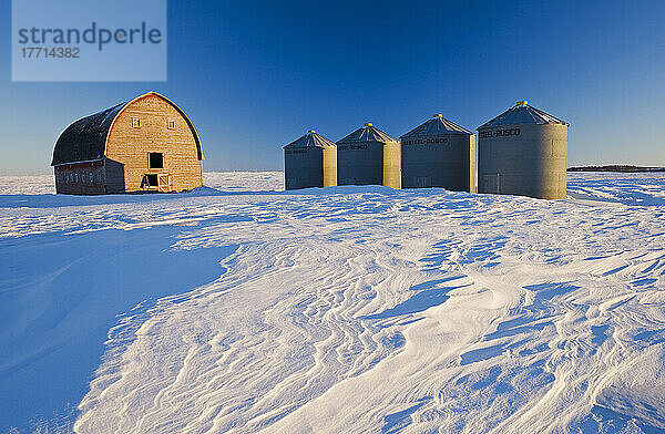 Verlassene Scheune und Getreidespeicher im Schnee in der Nähe von Somerset; Manitoba  Kanada