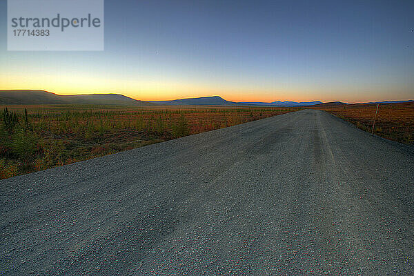 Dempster Highway bei Sonnenuntergang  Nord-Yukon