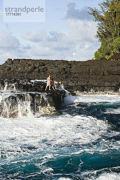 Eine Gruppe blickt beim Bad der Königin auf das Meer hinaus; Princeville  Kauai  Hawaii  Usa