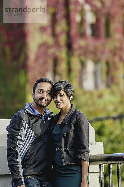 Ein junges indisch-ethnisches Paar posiert vor dem Fairmont Empress Hotel im Herbst; Victoria  Vancouver Island  British Columbia