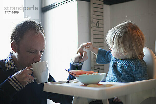Kleinkind und Onkel mit Müsli zum Frühstück in der Küche; Toronto  Ontario  Kanada