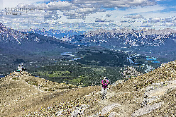 Frau beim Wandern auf dem Gipfel des Whistlers in der Nähe der Skytram-Oberstation in den kanadischen Rocky Mountains im Jasper National Park; Alberta  Kanada