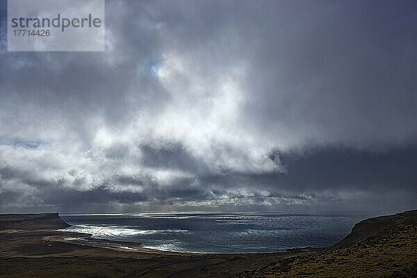 Stürmischer Himmel über der Halbinsel Latrabjarg; Island