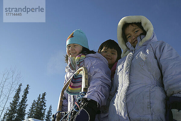 Junge Mädchen  die auf eine Fahrt mit einem Hundeschlitten warten  Pelly Crossing  Yukon.