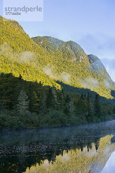 Nebel auf dem Jacques-Cartier-Fluss in der Morgendämmerung im Jacques-Cartier-Nationalpark; Quebec Kanada