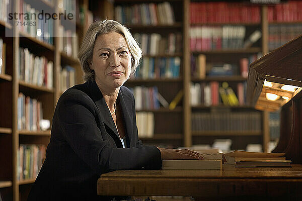 Lehrer in der Bibliothek