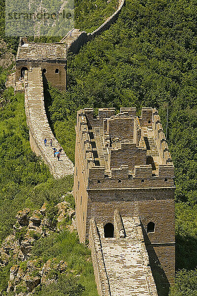 Touristen steigen die Stufen der Simatai Great Wall hinauf zu einem der 35 Wachtürme entlang des 5 4 km langen Abschnitts der Chinesischen Mauer im Norden des Landkreises Miyun  China