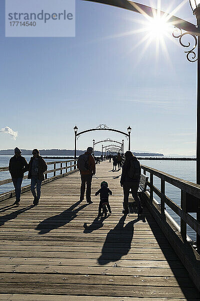 Familien spazieren an einem sonnigen Tag über den Pier in White Rock  BC; White Rock  British Columbia  Kanada