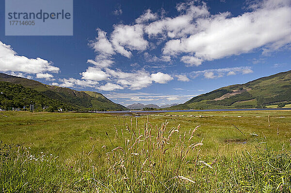 Sonnige Landschaft im schottischen Hochland; Fort William  Schottland
