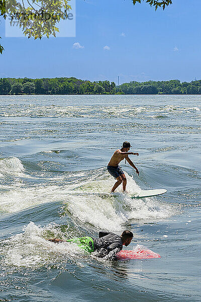 Surfen im St. Lawrence River in Montreal; Montreal  Quebec  Kanada