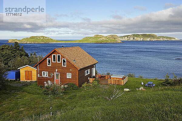 Cottage und Insel Witless Bay Ecological Reserve im Hintergrund  Avalon Peninsula  Neufundland