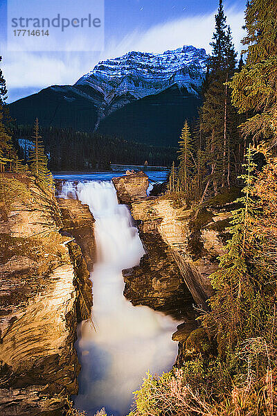 Auswahl des Künstlers: Athabasca Falls und Mount Kerkeslin in der Abenddämmerung  Jasper National Park  Alberta