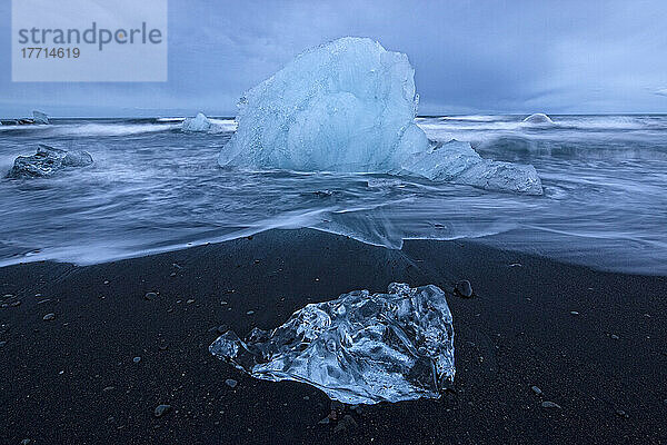 Eisbrocken werden von der Meeresbrandung in der Nähe der Gletscherlagune Jokulsarlon zertrümmert; Island