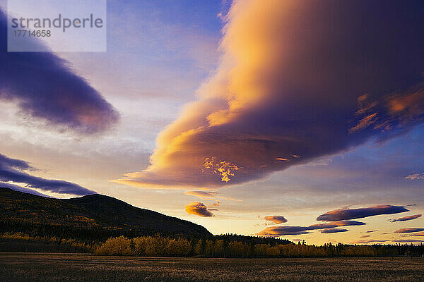 Auswahl des Künstlers: Wolkenformation bei Sonnenuntergang  Yukon