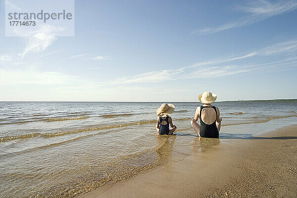 Mutter und Tochter am Grand Beach  Manitoba