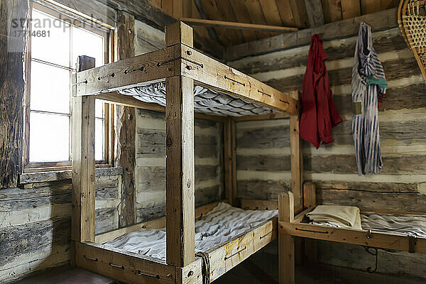 Rustikale Etagenbetten und Wohnräume einer Blockhütte aus der Zeit des Pelzhandels beim Festival Du Voyageur; Winnipeg  Manitoba  Kanada