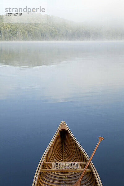 Bug des Kanus auf dem ruhigen Blue Lake  Algonquin Park  Ontario