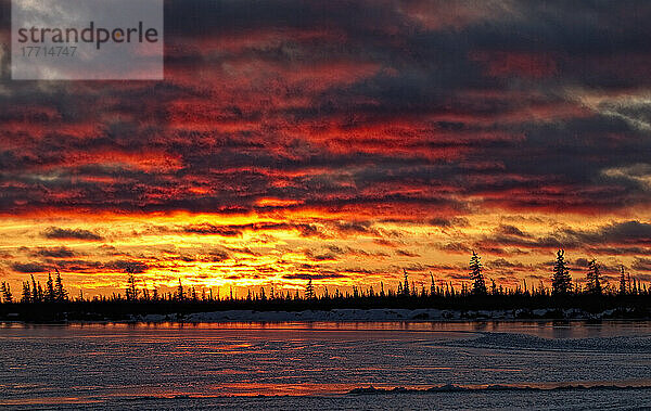 Sonnenuntergang über dem Dymond Lake  Manitoba. In der Nähe von Churchill.
