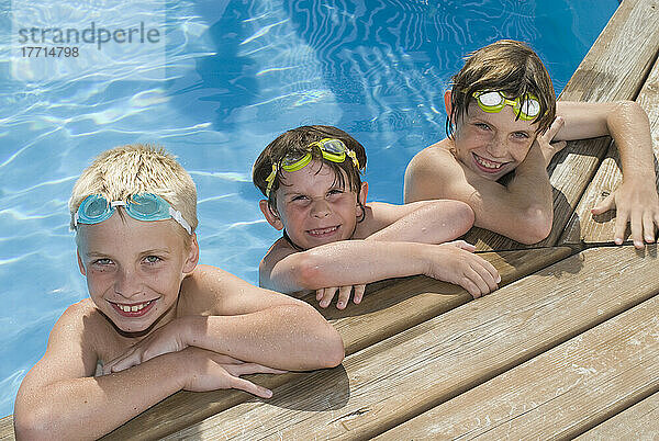 Porträt von Jungen in einem Schwimmbad  Victoria  British Columbia
