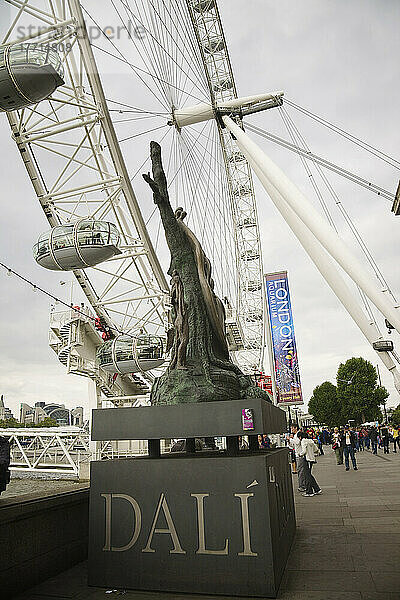 Geschmolzene Uhrenskulptur vor dem Dali Universum und dem London Eye; London  England