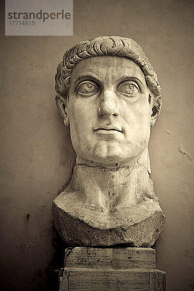Artist's Choice: Der Kopf der Originalstatue des Konstantin-Kolosses  der Konstantin den Großen darstellt  befindet sich jetzt im Innenhof des Palazzo Dei Conservatori in den Musei Capitolini in Rom