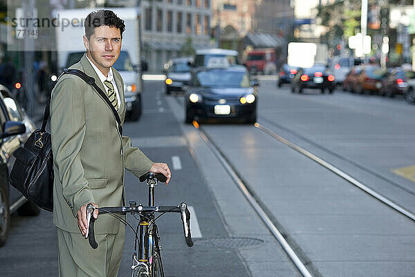 Geschäftsmann mit Fahrrad auf der Straße  Toronto  Ontario