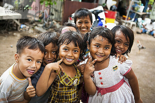 Lächelnde Kinder  die auf einer illegalen  unhygienischen Müllhalde leben und spielen  Bali  Indonesien