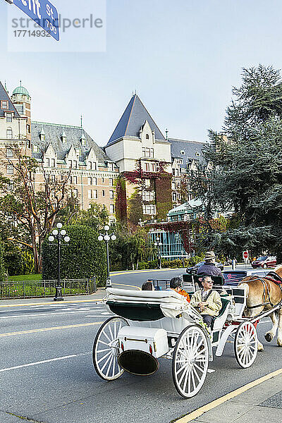 Eine Gruppe von Touristen macht eine Kutschfahrt vorbei am Fairmont Empress Hotel; Victoria  Vancouver Island  British Columbia