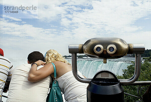 Touristisches Paar  das über dem Geländer auf der kanadischen Seite der Niagarafälle steht  Ontario  Kanada