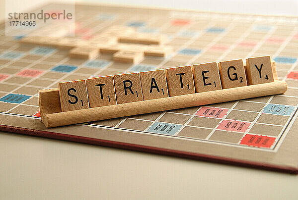 Fv5494  Isabelle Schnoekel; Strategie in Scrabble-Buchstaben auf Scrabble-Brett buchstabiert