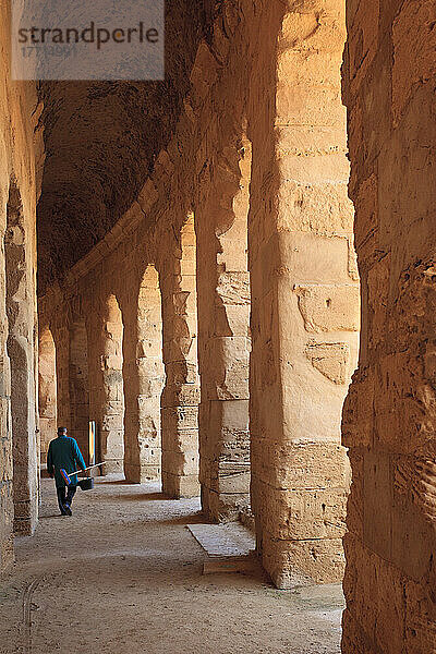 Innenansicht des von den Römern um 238 n. Chr. erbauten Amphitheaters; El Djem  Tunesien  Nordafrika