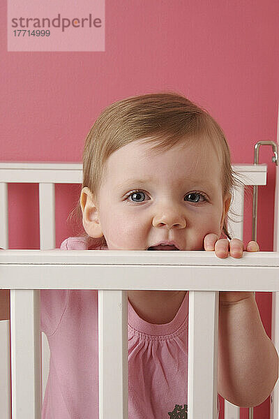 Jahr altes Baby Mädchen in Krippe