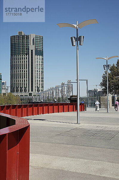 Auswahl des Künstlers: Sandridge Bridge Over The Yarra River  Blick in Richtung des Vororts Southbank Skulpturen  Melbourne  Victoria  Australien