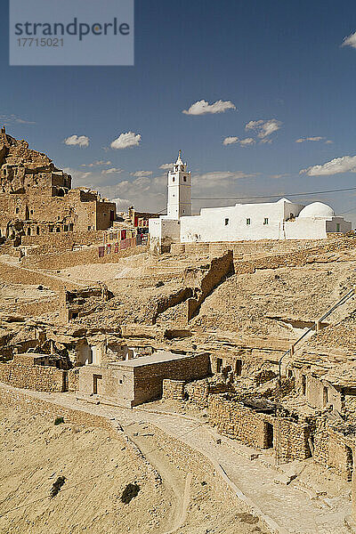 Moschee von Chenini und Ruinen eines Berberdorfes in der Provinz Tataouine; Chenini  Tunesien  Nordafrika