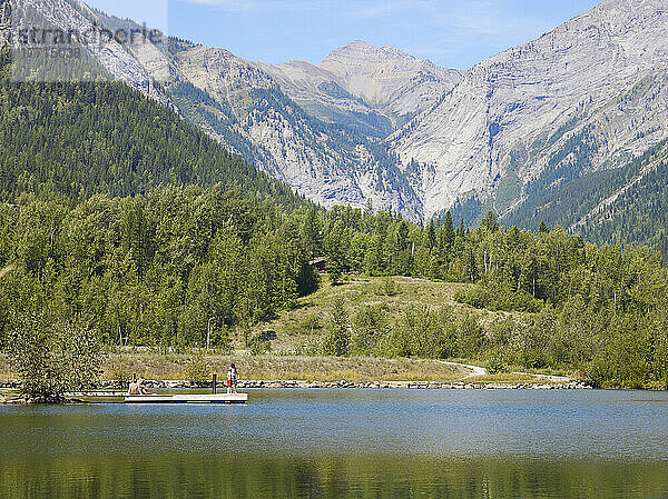 Menschen auf einem Steg am Maiden Lake in den Rocky Mountains; Fernie  British Columbia  Kanada