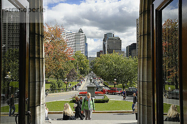 Universitätsstudenten  Innenstadt und Eingang der Mcgill University  Montreal  Quebec