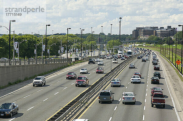 Verkehr auf dem Gardiner Expressway in Richtung Westen  Toronto  Ontario