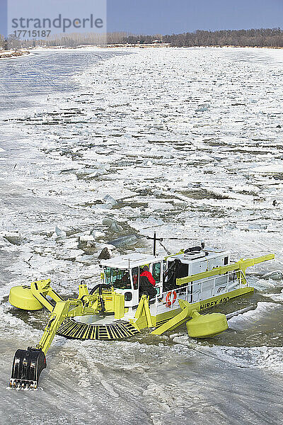 Eine Amphibex-Maschine bricht Eisstaus auf dem Red River auf  aufgenommen während des Hochwassers 2009 in der Nähe von Selkirk  Manitoba