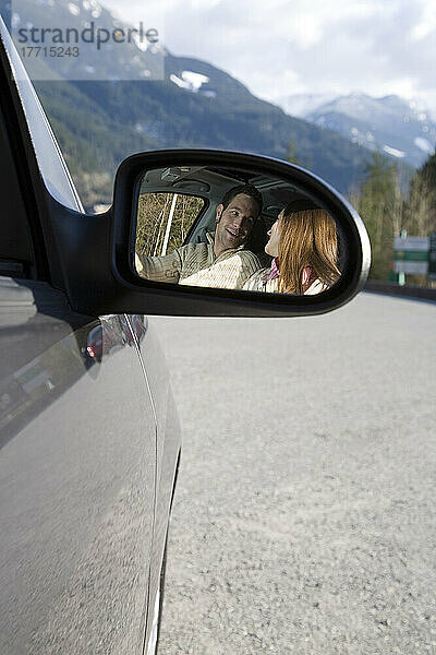 Ansicht des Paares im Autospiegel