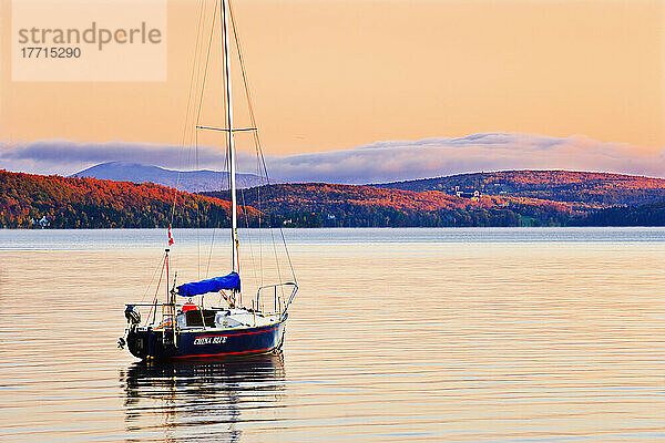 Artist's Choice: Boot bei Sonnenaufgang  Memphremagog Lake  Eastern Townships  Quebec